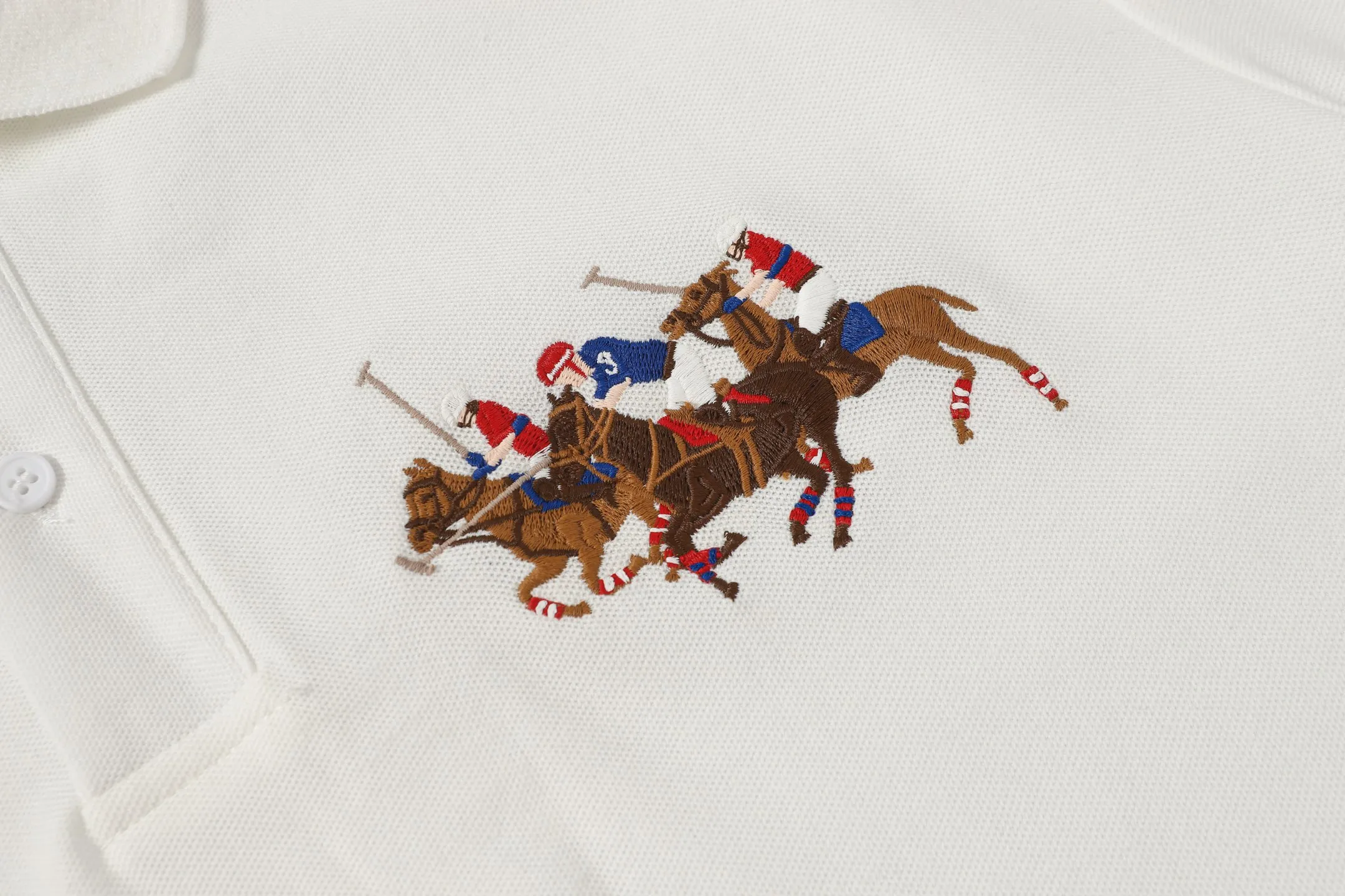 P160 Style No.: A011 [Ralph Lauren Classic Three Ponies Digital Embroidered Polo Shirt] ✅250 grams of fine cotton pique fabric, custom-woven and dyed threads ✅Original stickers Scan the QR code to enter the official website ✅Large version, loose and stylish, can wear up to 210 pounds Color: Black White Navy Blue Sky Blue Dark Gray Floral Gray Size: S-XL